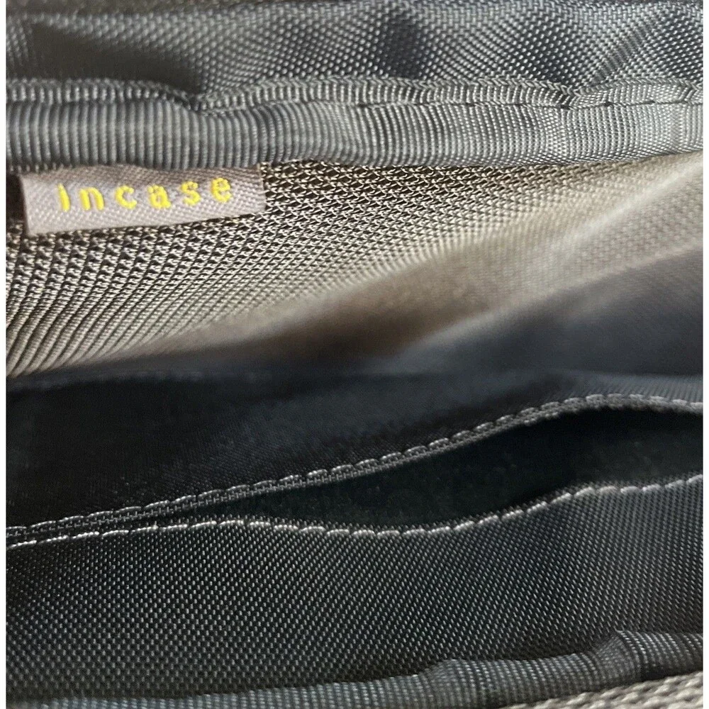 Incase Tablet Computer Bag Black Padded Slim Case Strap Handles Fits 11 Inch